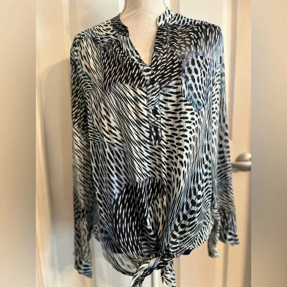 ✨‎ Cache Blue/Black Cheetah print colored loose fitting blouse with tie front. - Picture 3 of 15